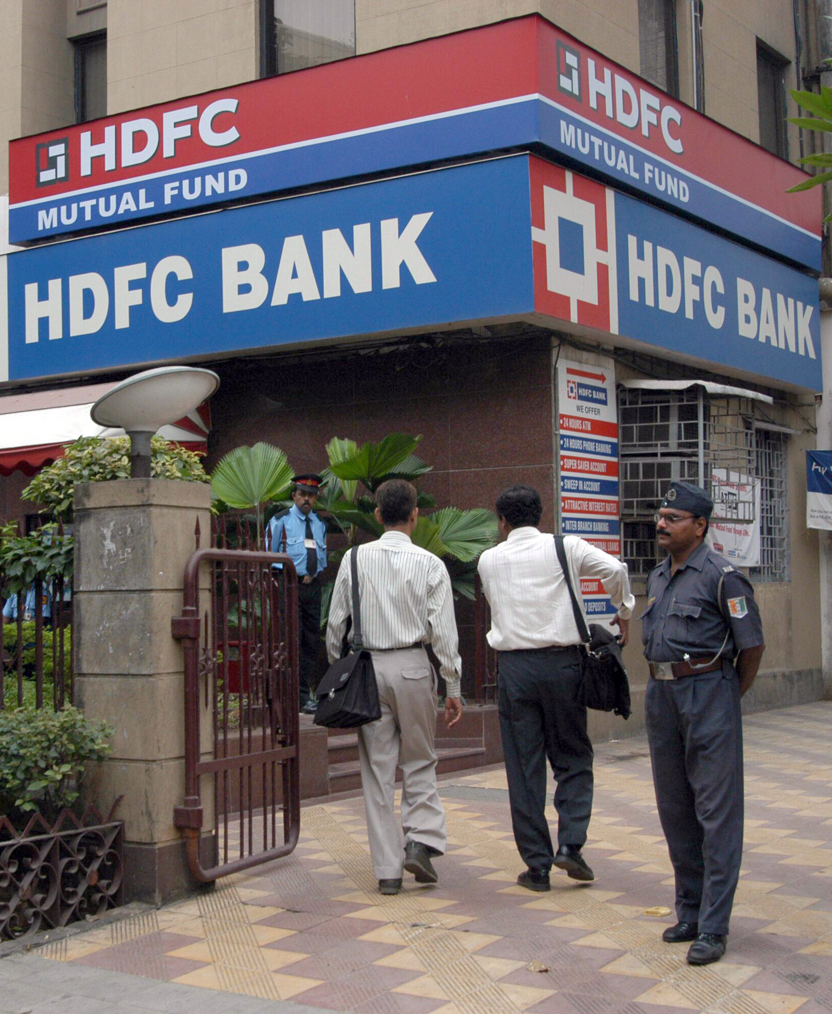 HDFC Bank Matches SBI, Cuts Benchmark Lending Rate To 8.9%&nbsp;